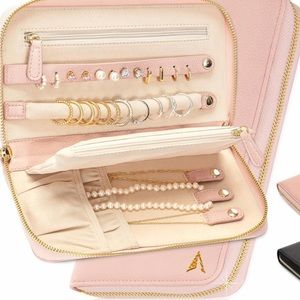 NWOT TRAVEL JEWELRY CASE PINK